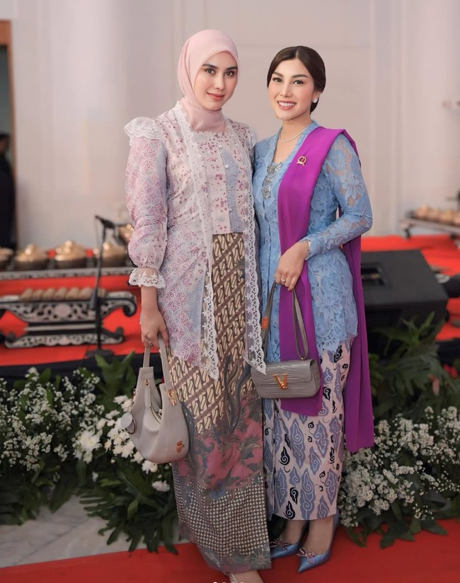 Syahnaz dan Nisya Ahmad memilih tampil kompak saat menghadiri hari jadi Jawa Barat ke-80. Keduanya tampil tradisional dengan mengenakan kebaya. Foto: Instagram/@syahnazs/@nissyaa