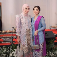 Syahnaz dan Nisya Ahmad memilih tampil kompak saat menghadiri hari jadi Jawa Barat ke-80. Keduanya tampil tradisional dengan mengenakan kebaya. Foto: Instagram/@syahnazs/@nissyaa