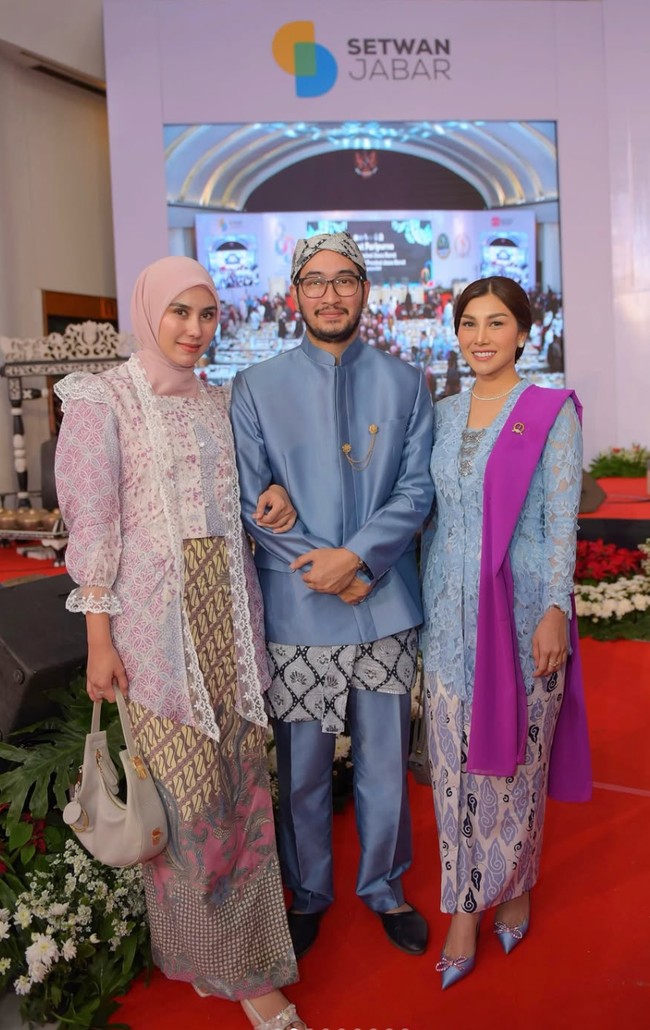 Syahnaz memilih kebaya berwarna pink nude, sementara Nisya tampil dengan kebaya biru muda, senada dengan beskap yang dikenakan suami Syahnaz, Jeje Govinda. Hal tersebut diketahui karena Nisya dan Jeje sama-sama berasal dari Partai Amanat Nasional (PAN). Foto: Instagram/@syahnazs/@nissyaa
