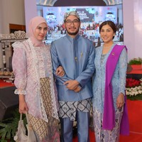 Syahnaz memilih kebaya berwarna pink nude, sementara Nisya tampil dengan kebaya biru muda, senada dengan beskap yang dikenakan suami Syahnaz, Jeje Govinda. Hal tersebut diketahui karena Nisya dan Jeje sama-sama berasal dari Partai Amanat Nasional (PAN). Foto: Instagram/@syahnazs/@nissyaa