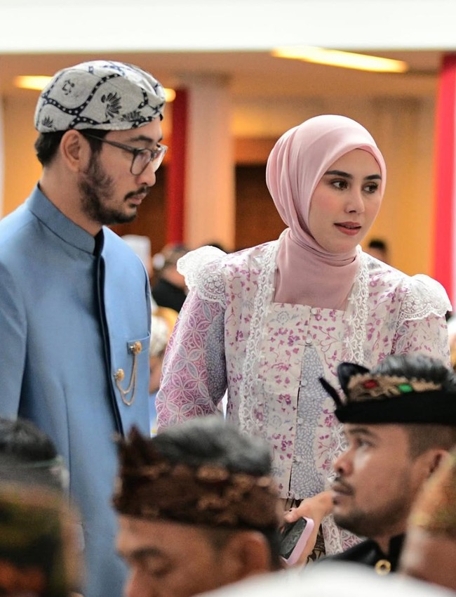 Syahnaz mengenakan kebaya berwarna pastel yang soft. Kebaya modifikasi tersebut terlihat unik dengan bahan lace tambahan pada bagian pundak kiri dan kanan, serta kedua pergelangan tangannya. Foto: Instagram/@syahnazs/@nissyaa