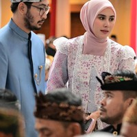 Syahnaz mengenakan kebaya berwarna pastel yang soft. Kebaya modifikasi tersebut terlihat unik dengan bahan lace tambahan pada bagian pundak kiri dan kanan, serta kedua pergelangan tangannya. Foto: Instagram/@syahnazs/@nissyaa