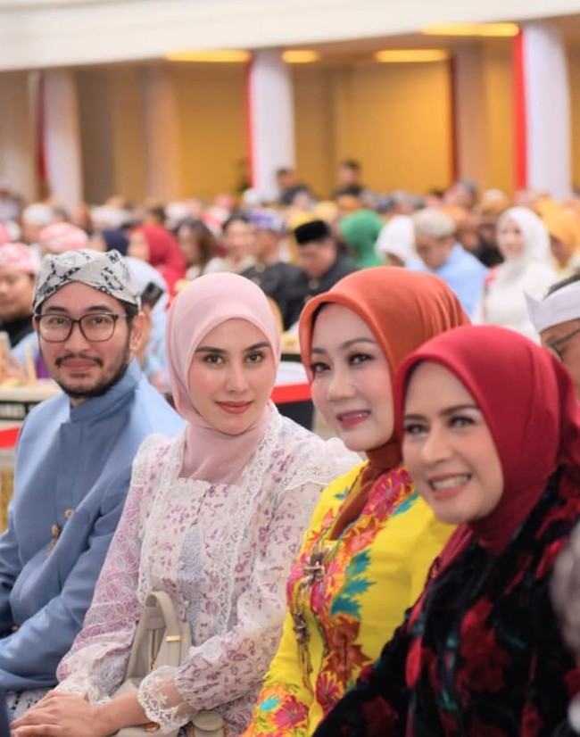 Melengkapi penampilannya, Syahnaz juga mengenakan hijab berwarna pink nude, membuat penampilannya makin terlihat formal dan santun. Foto: Instagram/@syahnazs/@nissyaa