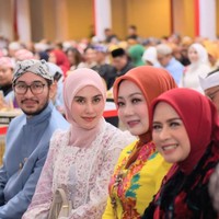 Melengkapi penampilannya, Syahnaz juga mengenakan hijab berwarna pink nude, membuat penampilannya makin terlihat formal dan santun. Foto: Instagram/@syahnazs/@nissyaa