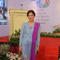 Nisya Mengenakan kebaya brokat berwarna biru muda dengan kain batik bermotif warna pink nude, ungu, dan hitam. Di bahunya tersampir selempang ungu yang memberi aksen tegas pada penampilannya. Foto: Instagram/@syahnazs/@nissyaa