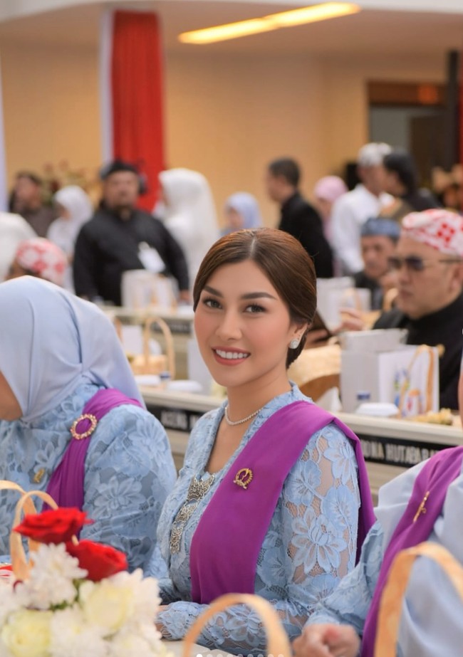 Rambut disanggul rapi ke belakang, memberi kesan formal dan berkelas. Senyum manisnya membuat penampilan Nisya semakin menawan. Foto: Instagram/@syahnazs/@nissyaa