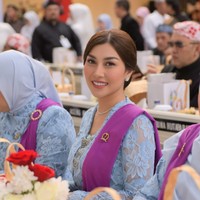 Rambut disanggul rapi ke belakang, memberi kesan formal dan berkelas. Senyum manisnya membuat penampilan Nisya semakin menawan. Foto: Instagram/@syahnazs/@nissyaa