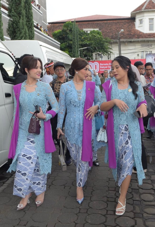 Sementara Nisya memamerkan keakrabannya dengan para anggota DPR RI lain yang juga mengenakan kebaya seragam dengannya. Foto: Instagram/@syahnazs/@nissyaa