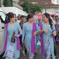 Sementara Nisya memamerkan keakrabannya dengan para anggota DPR RI lain yang juga mengenakan kebaya seragam dengannya. Foto: Instagram/@syahnazs/@nissyaa