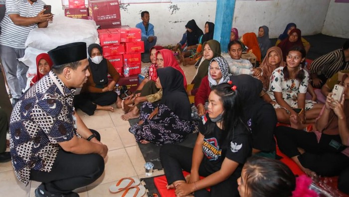Wakil Gubernur Jateng, Taj Yasin Maimoen, saat memberikan bantuan kepada korban kebakaran sumur minyak di Dusun Gendono, Desa Gandu, Kecamatan Bogorejo, Kabupaten Blora, Jumat (22/8/2025).