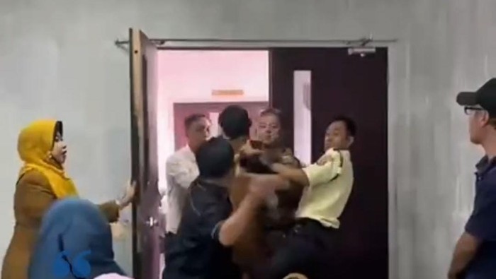 Tangkap layar video aksi pemukulan anggota DPRD Palembang ke ASN.