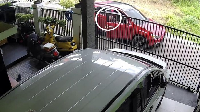 Tangkapan layar video terduga pelaku keluar dari mobil.