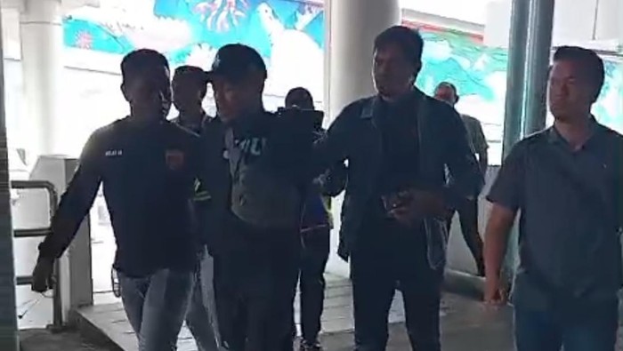 Tersangka Eras, penculik Kacab Bank di Jakarta ditangkap saat baru landing di Bandara Komodo, NTT.