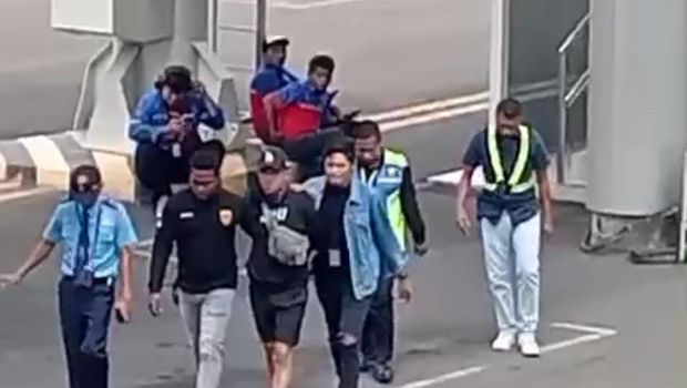 Tersangka Eras, penculik Kacab Bank di Jakarta ditangkap saat baru landing di Bandara Komodo, NTT.