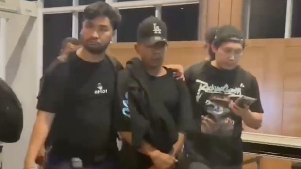 Tersangka RW ditangkap polisi saat mendarat di bandara Labuan Bajo, NTT, Kamis (21/8/2025).