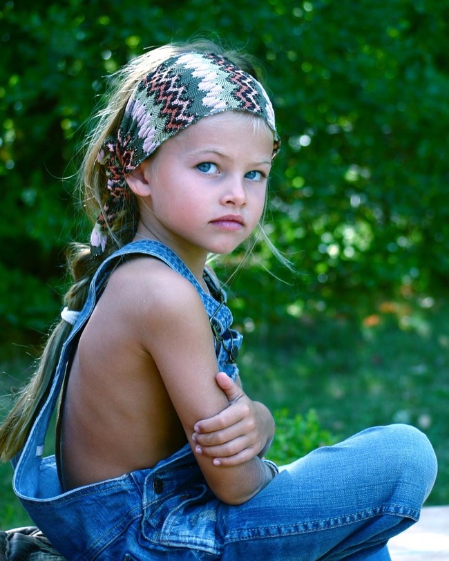   Sebelumnya Thylane bahkan sudah mencuri perhatian di usia tiga tahun dengan rambut pirang dan mata biru yang menawan. Karena kecantikannya, wanita asal Prancis itu dipilih desainer Jean Paul Gaultier sendiri untuk jadi model. Foto: Instagram Thylane Blondeau