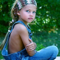   Sebelumnya Thylane bahkan sudah mencuri perhatian di usia tiga tahun dengan rambut pirang dan mata biru yang menawan. Karena kecantikannya, wanita asal Prancis itu dipilih desainer Jean Paul Gaultier sendiri untuk jadi model. Foto: Instagram Thylane Blondeau