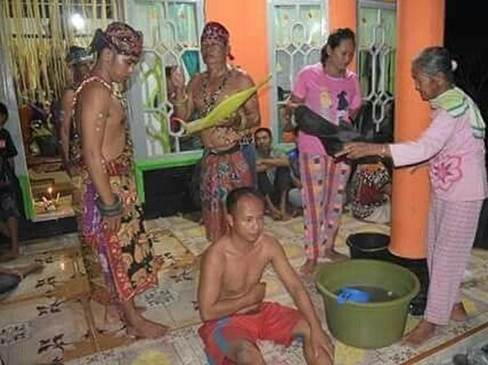 Tradisi ritual belian bawo.