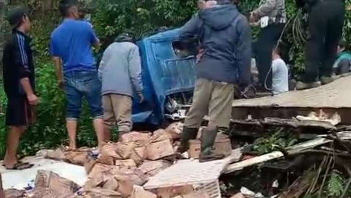 Truk Muatan Susu Jatuh ke Jurang di Cianjur