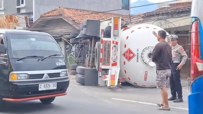 Truk Pertamina terguling di Jalan Raya Nagreg