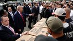 Trump Sambangi Fasilitas Operasional Kepolisian Taman AS Anacostia di Washington