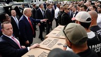 Dalam sambutannya, Trump menegaskan komitmen pemerintah untuk memperkuat koordinasi antara aparat kepolisian dan militer dalam menjaga keamanan publik. Ia juga menyampaikan apresiasi atas dedikasi petugas yang berada di garda terdepan. REUTERS/Nathan Howard