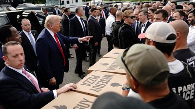 Trump Sambangi Fasilitas Operasional Kepolisian Taman AS Anacostia di Washington