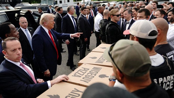 Trump Sambangi Fasilitas Operasional Kepolisian Taman AS Anacostia di Washington Presiden Amerika Serikat Donald Trump mengunjungi Fasilitas Operasional Kepolisian Taman AS Anacostia, Washington, D.C., Kamis (21/8/2025). Dalam kunjungan tersebut, Trump menyampaikan pidato di hadapan aparat kepolisian dan personel militer yang bertugas menjaga keamanan di ibu kota. REUTERS/Nathan Howard
