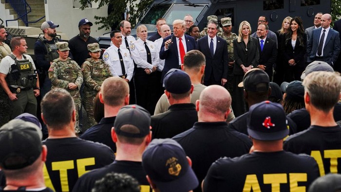 Presiden Amerika Serikat Donald Trump mengunjungi Fasilitas Operasional Kepolisian Taman AS Anacostia, Washington, D.C., Kamis (21/8/2025). Dalam kunjungan tersebut, Trump menyampaikan pidato di hadapan aparat kepolisian dan personel militer yang bertugas menjaga keamanan di ibu kota. REUTERS/Nathan Howard