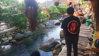 Sudut lokasi makan samping sungai