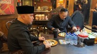 Ini momen Ahmad Dhani dan AHY saat makan bersama di satu meja. Suasana rumah Ahmad Dhani yang didominasi warna coklat dan hitam sukses mencuri perhatian. Foto: YouTube/AHMAD DHANI DALAM BERITA