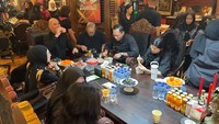 Sementara itu, di meja terpisah ada Ahmad Dhani, Mulan Jameela, AHY dan Annisa Pohan yang disuguhkan aneka buah-buahan. Foto: YouTube/AHMAD DHANI DALAM BERITA
