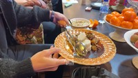 Ada banyak makanan yang disajikan mulai dari soto hingga semur daging yang disantap dengan lontong. Foto: YouTube/AHMAD DHANI DALAM BERITA