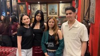 Ini momen Al Ghazali dan Alyssa Daguise yang turut hadir. Mereka berfoto bersama Aira dan Safeea yang disebut-sebut wajahnya mirip. Foto: YouTube/AHMAD DHANI DALAM BERITA
