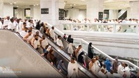 Jemaah umrah asing mencapai 6.523.630 orang. Jumlah ini naik 10,7 persen dibandingkan dengan kuartal pertama tahun 2024, dengan mayoritas datang melalui bandara sebesar 82,2 persen. Foto: X/@AlharamainSA