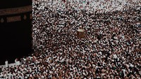 Lonjakan jemaah umrah asing terjadi pada Januari 2025, mencapai 36,5 persen dan paling sedikit pada Maret. Sebaliknya, jemaah domestik paling banyak umrah pada Maret, mencapai 80,9 persen, sementara Januari menjadi yang terendah. Foto: X/@AlharamainSA