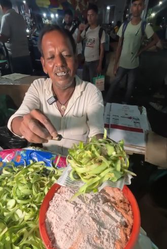 Unik! Penjual Makanan Ini Tawarkan Kulit Timun Kupas per Kilogram