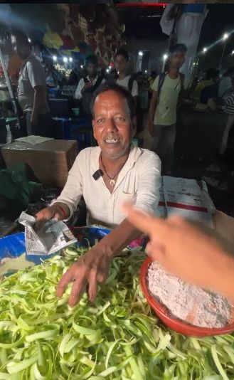 Unik! Penjual Makanan Ini Tawarkan Kulit Timun Kupas per Kilogram