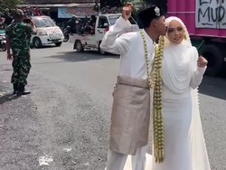 Pengakuan Pengantin Viral karena Foto Pernikahan Berlatar Demo Bupati Pati