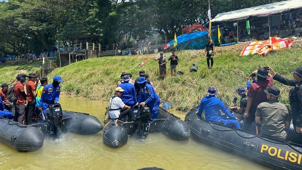Wakapolda Riau Brigjen Jossy Kusumo memimpin patroli sampah di Sungai Kuantan yang menjadi arena Pacu Jalur, Kamis (21/8/2025).