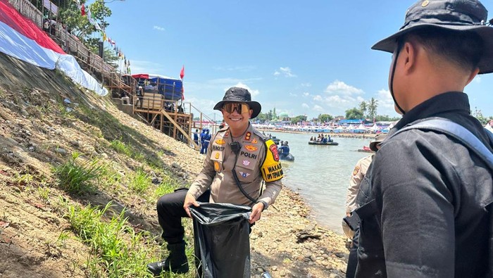 Wakapolda Riau Brigjen Jossy Kusumo memimpin patroli sampah di Sungai Kuantan yang menjadi arena Pacu Jalur, Kamis (21/8/2025).