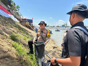 Wakapolda Riau Pimpin Patroli Sampah di Sungai Kuantan Arena Pacu Jalur