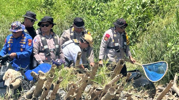 Wakapolda Riau Brigjen Jossy Kusumo memimpin patroli sampah di Sungai Kuantan yang menjadi arena Pacu Jalur, Kamis (21/8/2025).