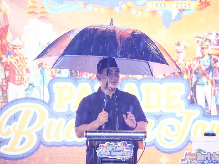 Wakil Gubernur Jateng, Taj Yasin Maimoen, menghadiri parade seni budaya dalam rangka Hari Jadi ke-80 Jateng di Jalan Pahlawan, Kota Semarang, Kamis (21/8/2025) malam.