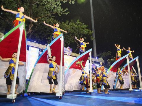 Wakil Gubernur Jateng, Taj Yasin Maimoen, menghadiri parade seni budaya dalam rangka Hari Jadi ke-80 Jateng di Jalan Pahlawan, Kota Semarang, Kamis (21/8/2025) malam.