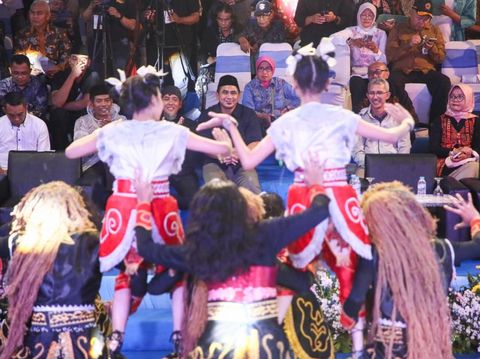 Wakil Gubernur Jateng, Taj Yasin Maimoen, menghadiri parade seni budaya dalam rangka Hari Jadi ke-80 Jateng di Jalan Pahlawan, Kota Semarang, Kamis (21/8/2025) malam.
