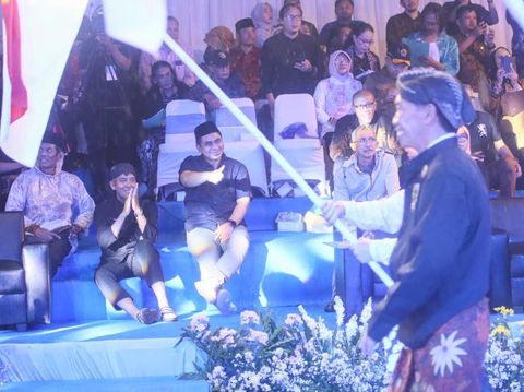 Wakil Gubernur Jateng, Taj Yasin Maimoen, menghadiri parade seni budaya dalam rangka Hari Jadi ke-80 Jateng di Jalan Pahlawan, Kota Semarang, Kamis (21/8/2025) malam.