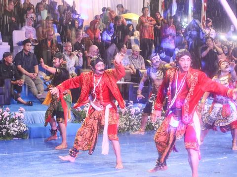 Wakil Gubernur Jateng, Taj Yasin Maimoen, menghadiri parade seni budaya dalam rangka Hari Jadi ke-80 Jateng di Jalan Pahlawan, Kota Semarang, Kamis (21/8/2025) malam.