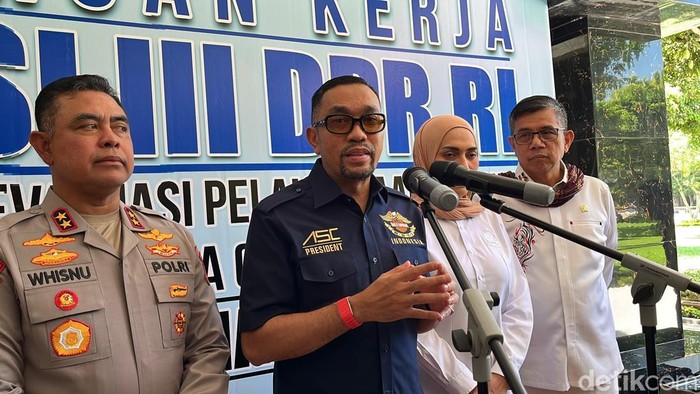 Wakil Komisi III DPR RI Sahroni usai Kunjungan Kerja (Kunker) di Polda Sumut. (Finta Rahyuni/detikSumut)