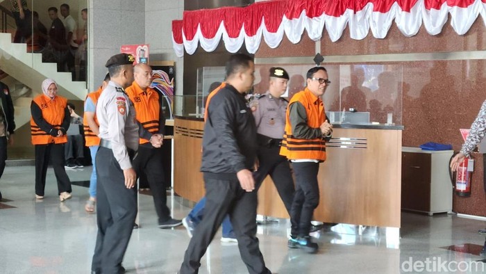 Wamenake Emmanuel Ebenezer mengenakan rompi tahanan KPK